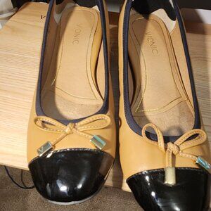 GUC Vionic Flat Shoes Daphne Two Tone Tan and Black size 7
